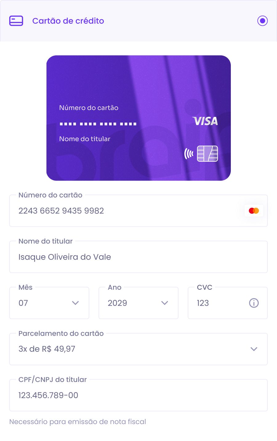 Bloco de pagamento com o cartão de crédito preenchido — número, titular e bandeira refletidos no cartão acima dos campos de validade, CVC e parcelamento