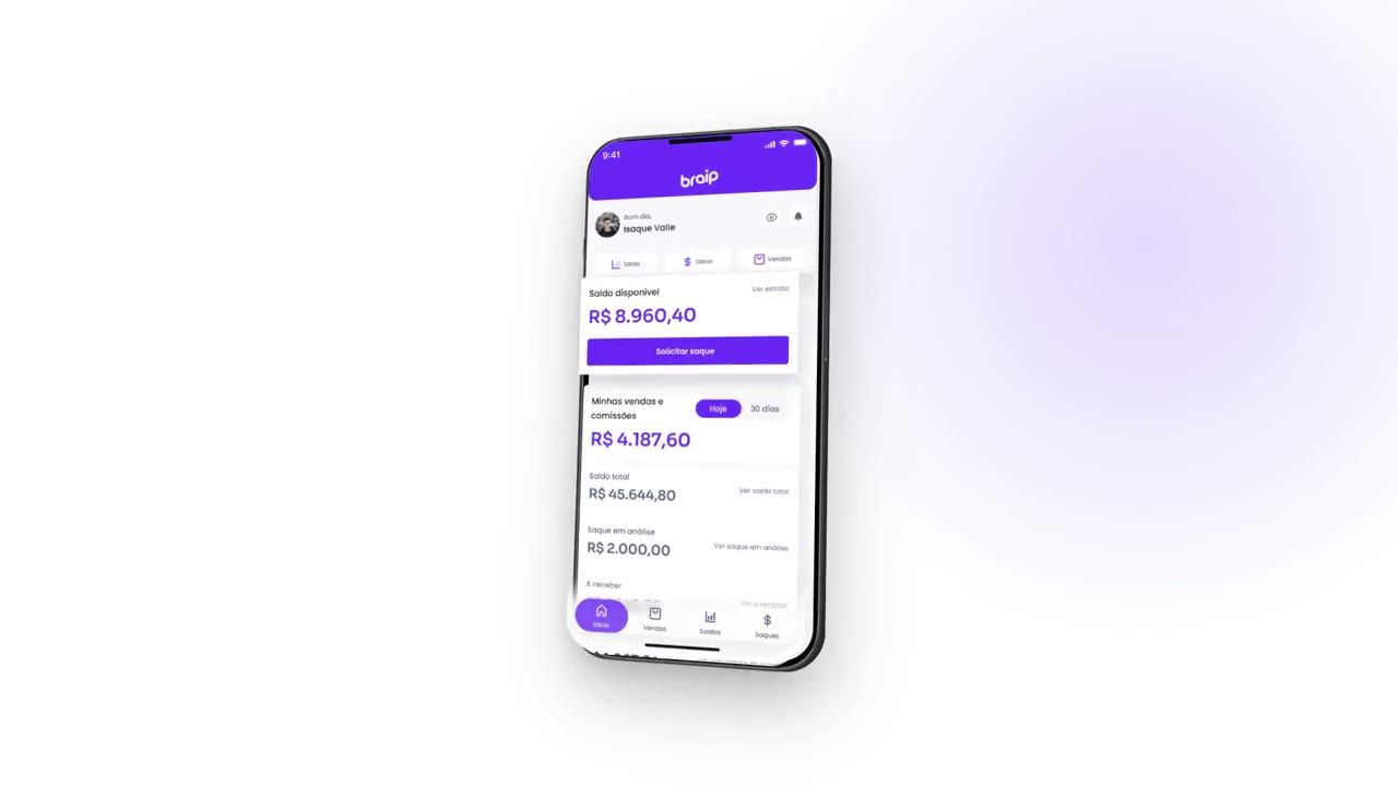 iPhone com a home do App Braip — saldo disponível, botão de solicitar saque e o resumo de vendas — sobre fundo lilás claro.