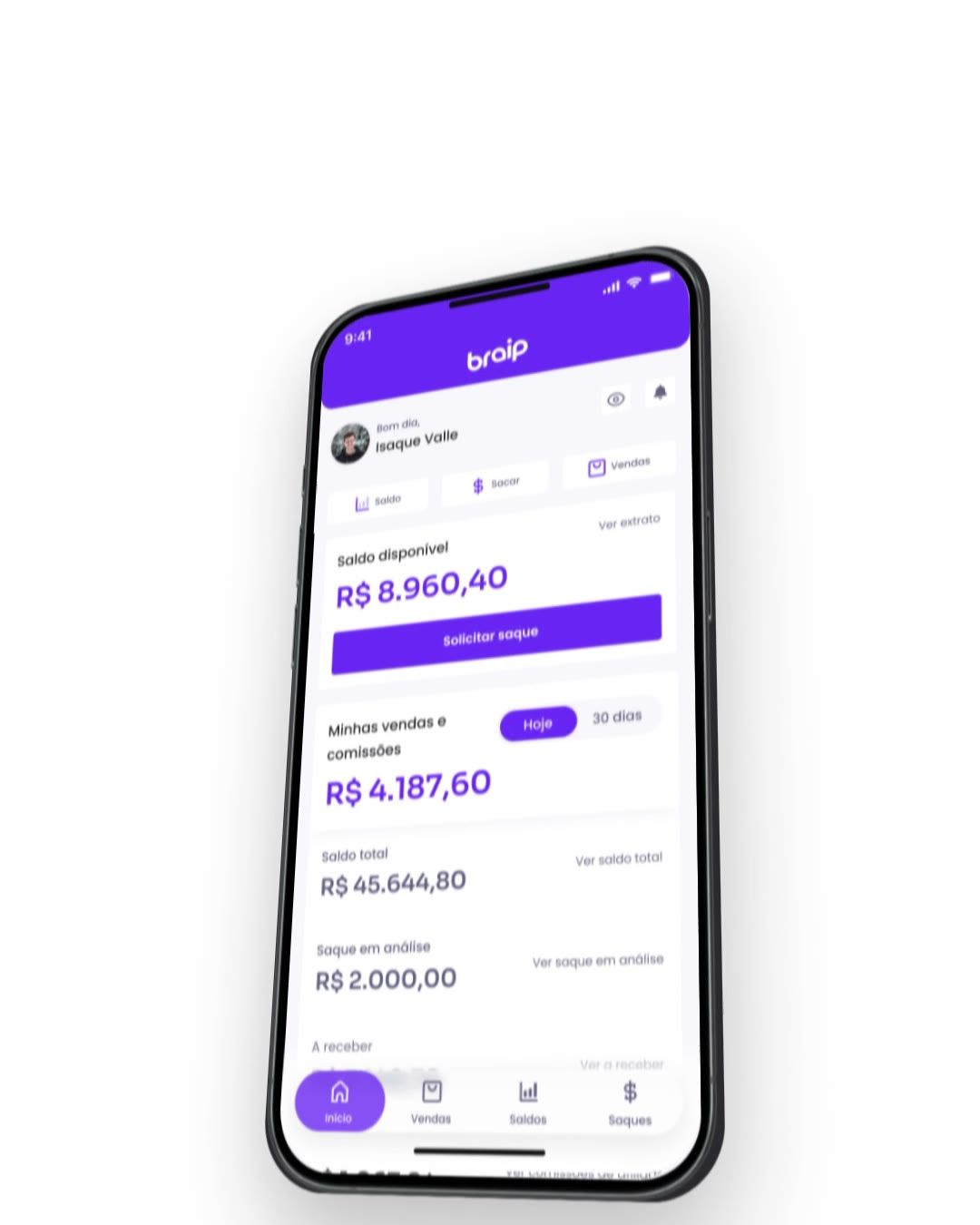 iPhone inclinado com a home do App Braip — saldo disponível de R$ 8.960,40 e botão de solicitar saque — sobre fundo branco.