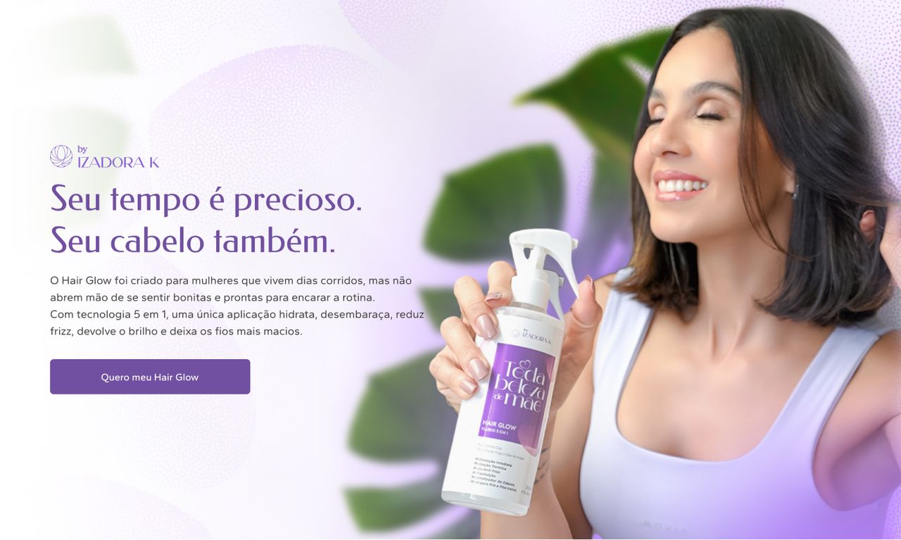 Hero da landing page Hair Glow — modelo sorrindo enquanto segura o frasco do fluido 5 em 1, sobre fundo verde e roxo claro.