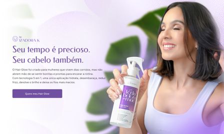 Hero da landing page Hair Glow — modelo sorrindo enquanto segura o frasco do fluido 5 em 1, sobre fundo verde e roxo claro.